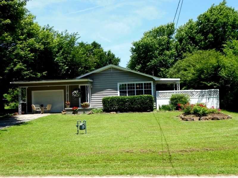 Property Photo: 40 W Greenwood Street AR 72701