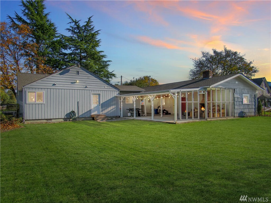 Property Photo:  808 Borseth St  WA 98284 