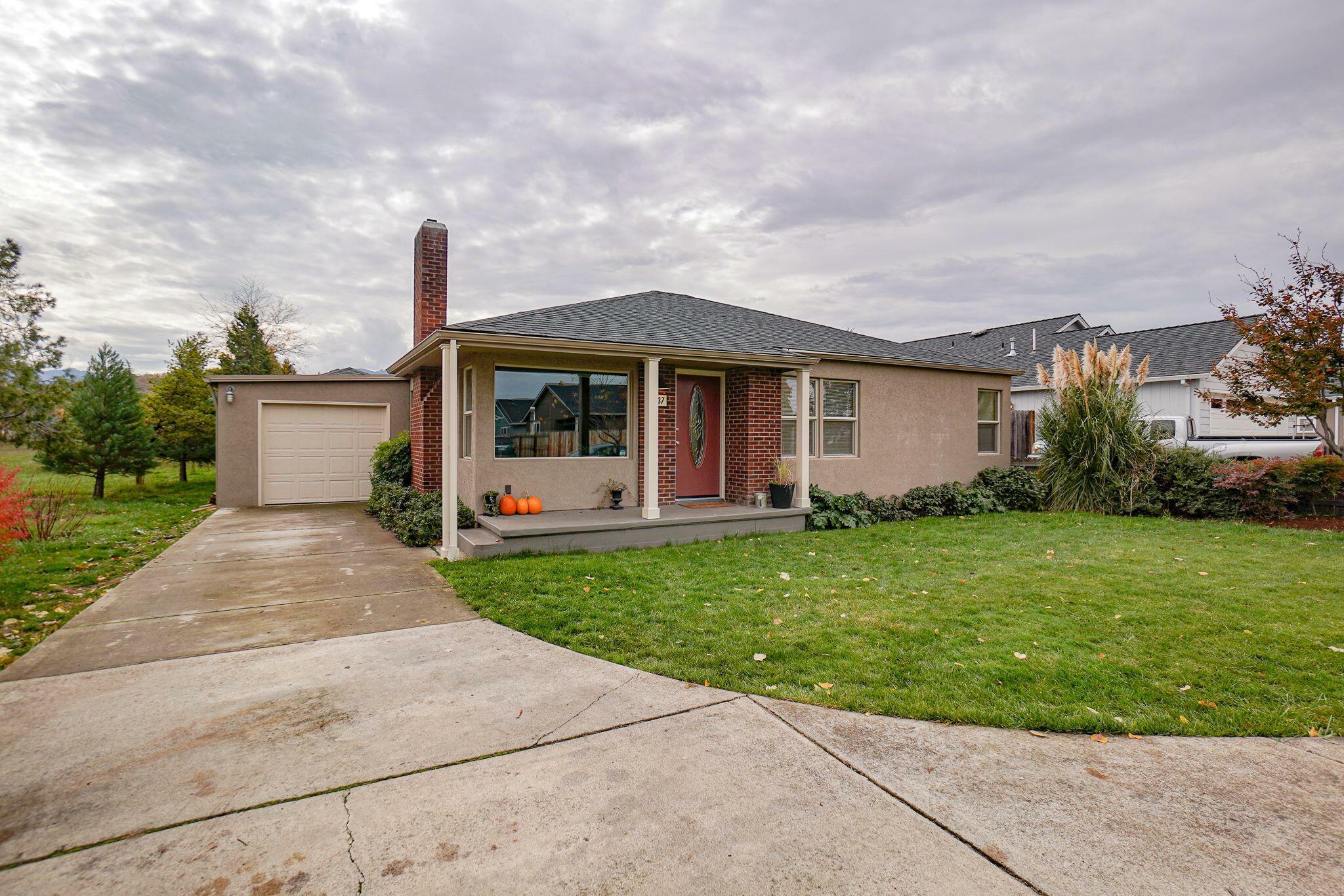 Property Photo:  837 Agate Street  OR 97501 