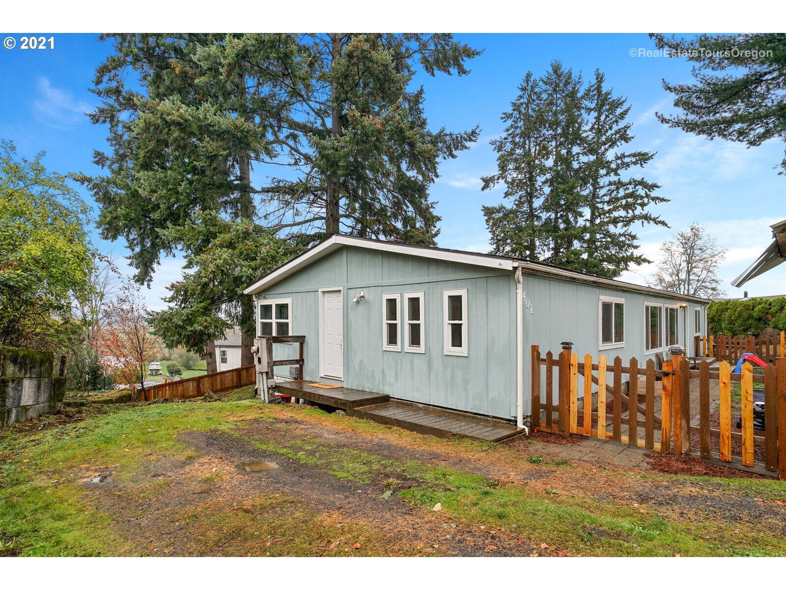 Property Photo: 401 Park St OR 97119