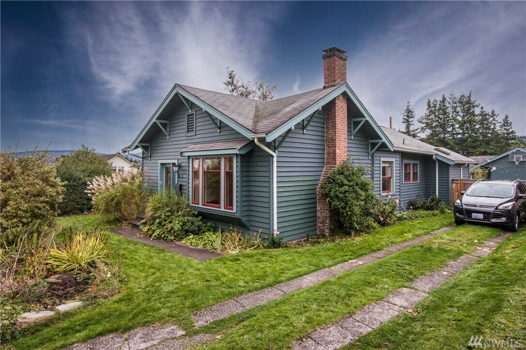 Property Photo:  922 Newell St  WA 98225 