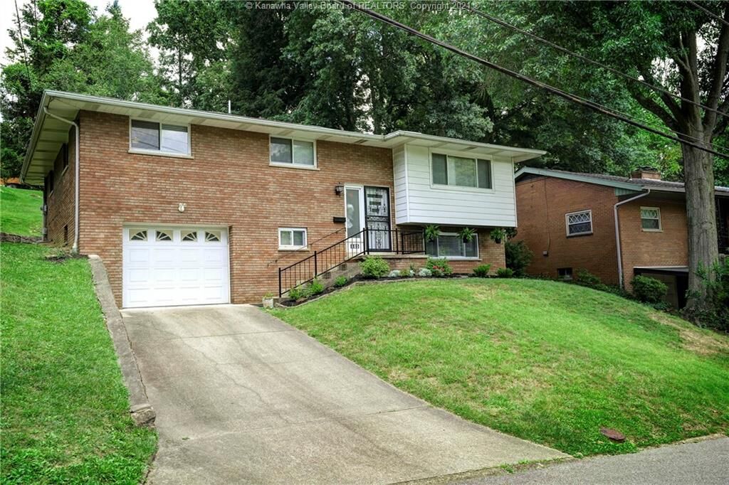 Property Photo: 605 Rosemont Avenue WV 25303