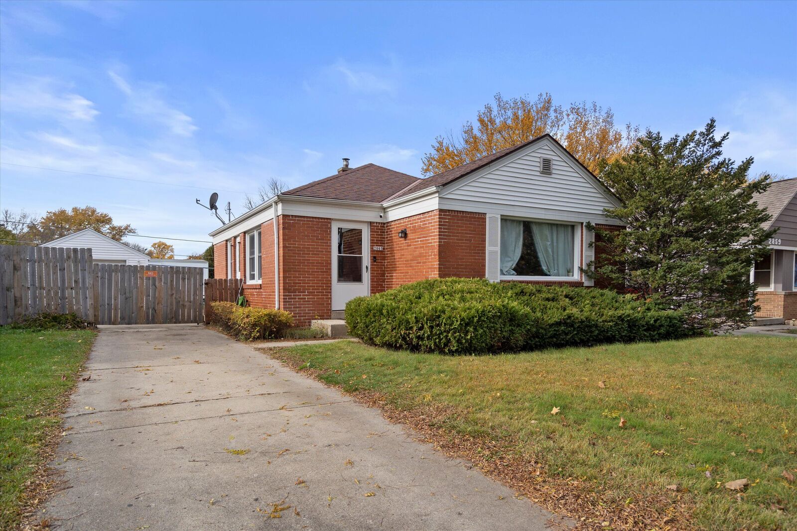 Property Photo:  2865 S 52nd St  WI 53219 
