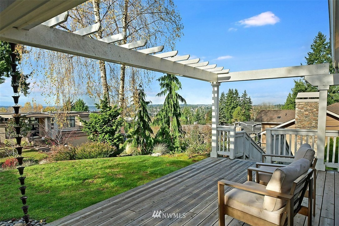 Property Photo:  7624 115th Place NE  WA 98033 