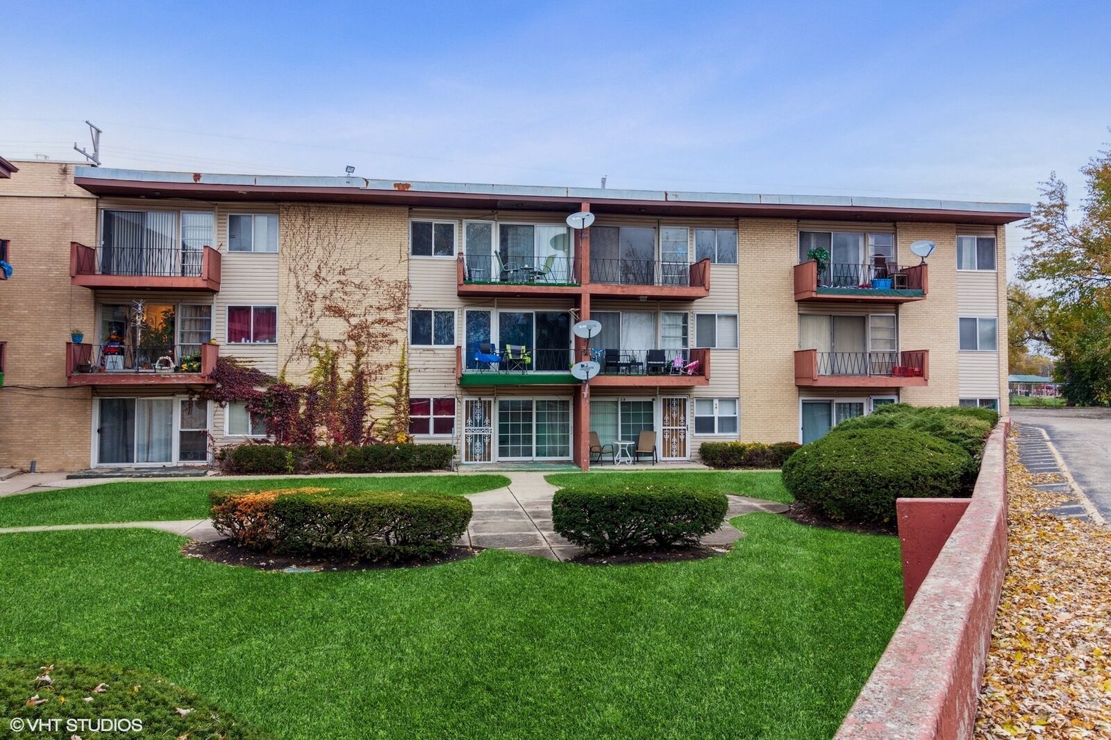 Property Photo: 605 N Wolf Road D2 IL 60162