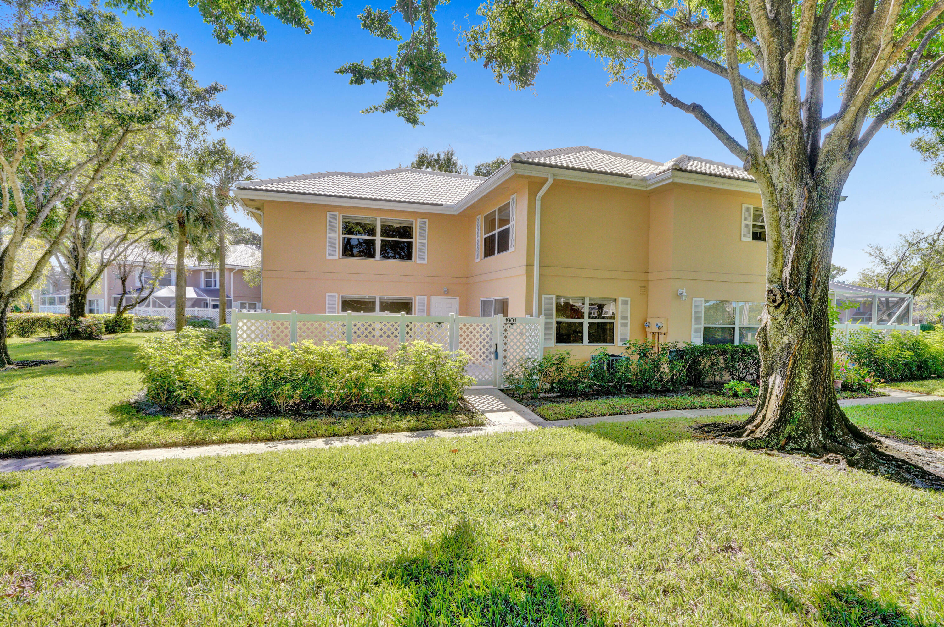 Property Photo:  1901 Hartford Court  FL 33409 