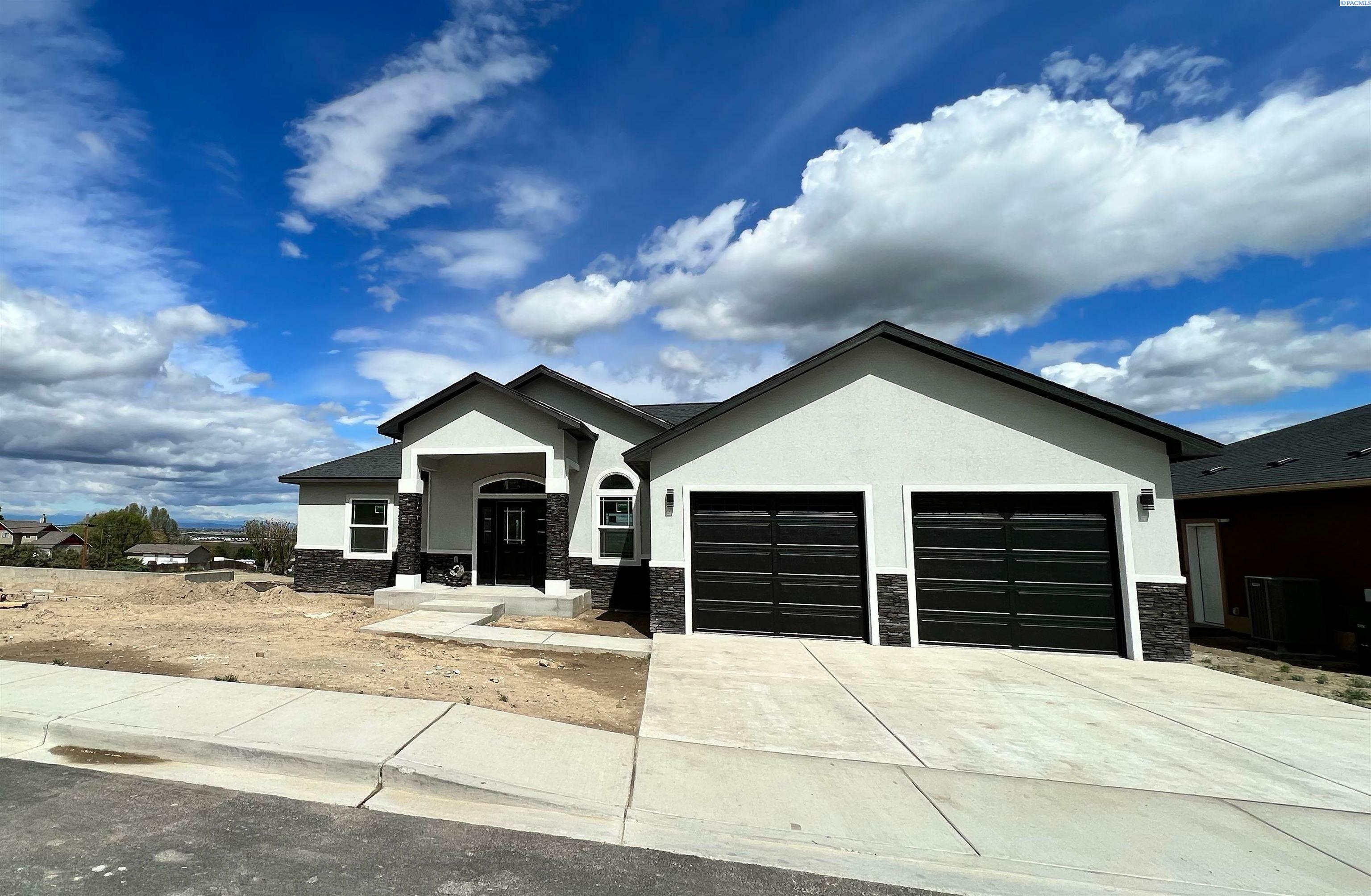 Property Photo:  808 Lander Court  WA 98944 