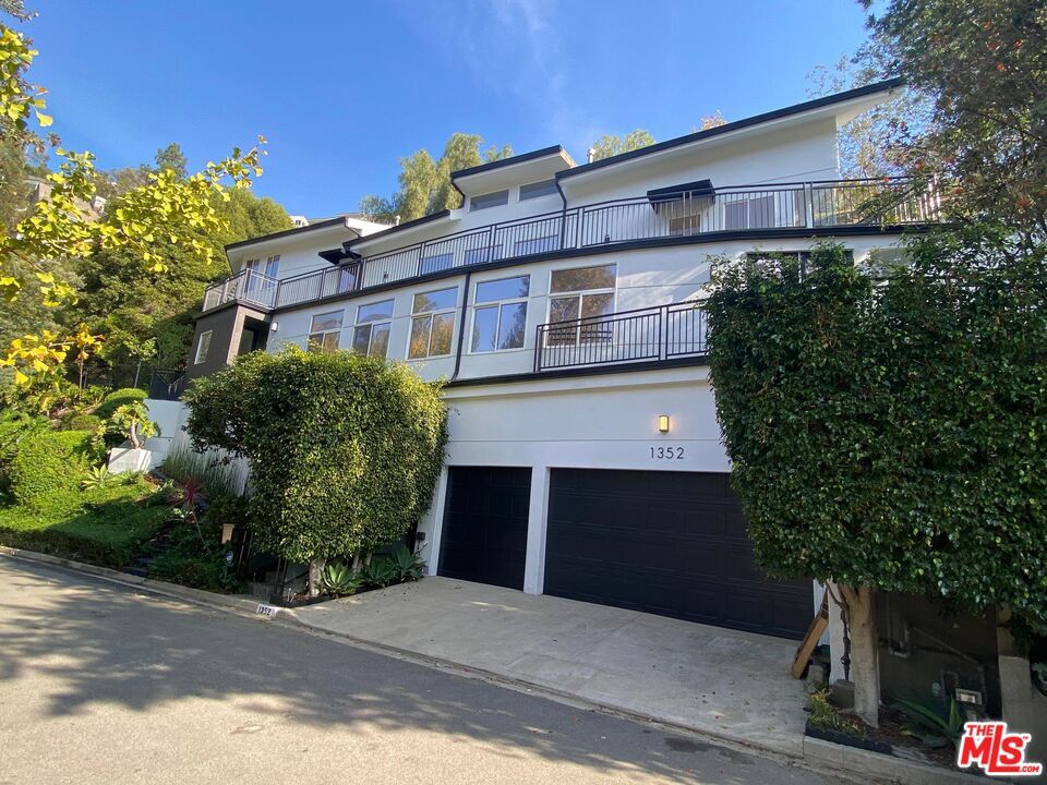 Property Photo:  1352   Braeridge Dr  CA 90210 