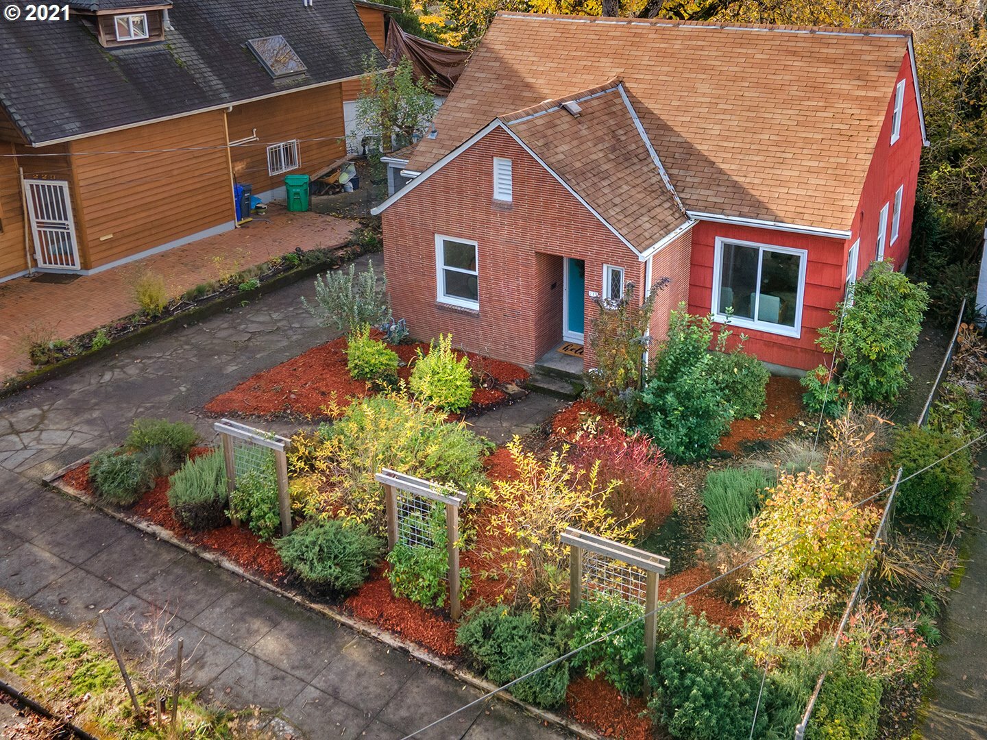 Property Photo:  215 SE 62nd Ave  OR 97215 