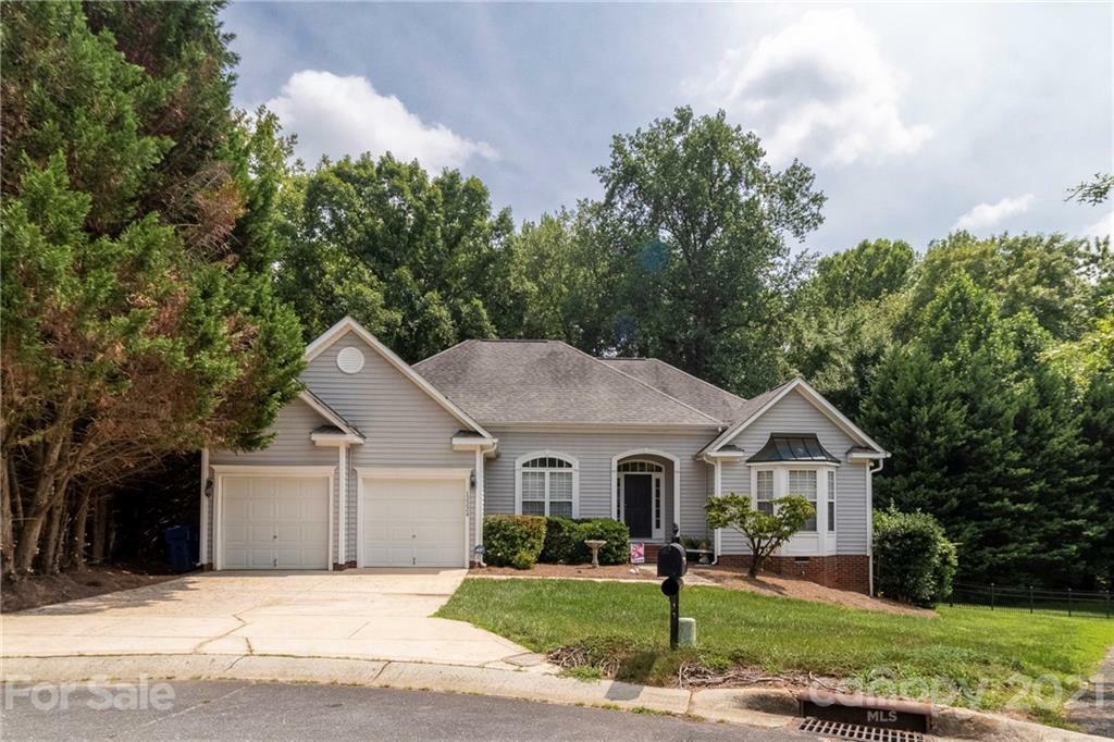 Property Photo: 12224 Pinegate Court NC 28134