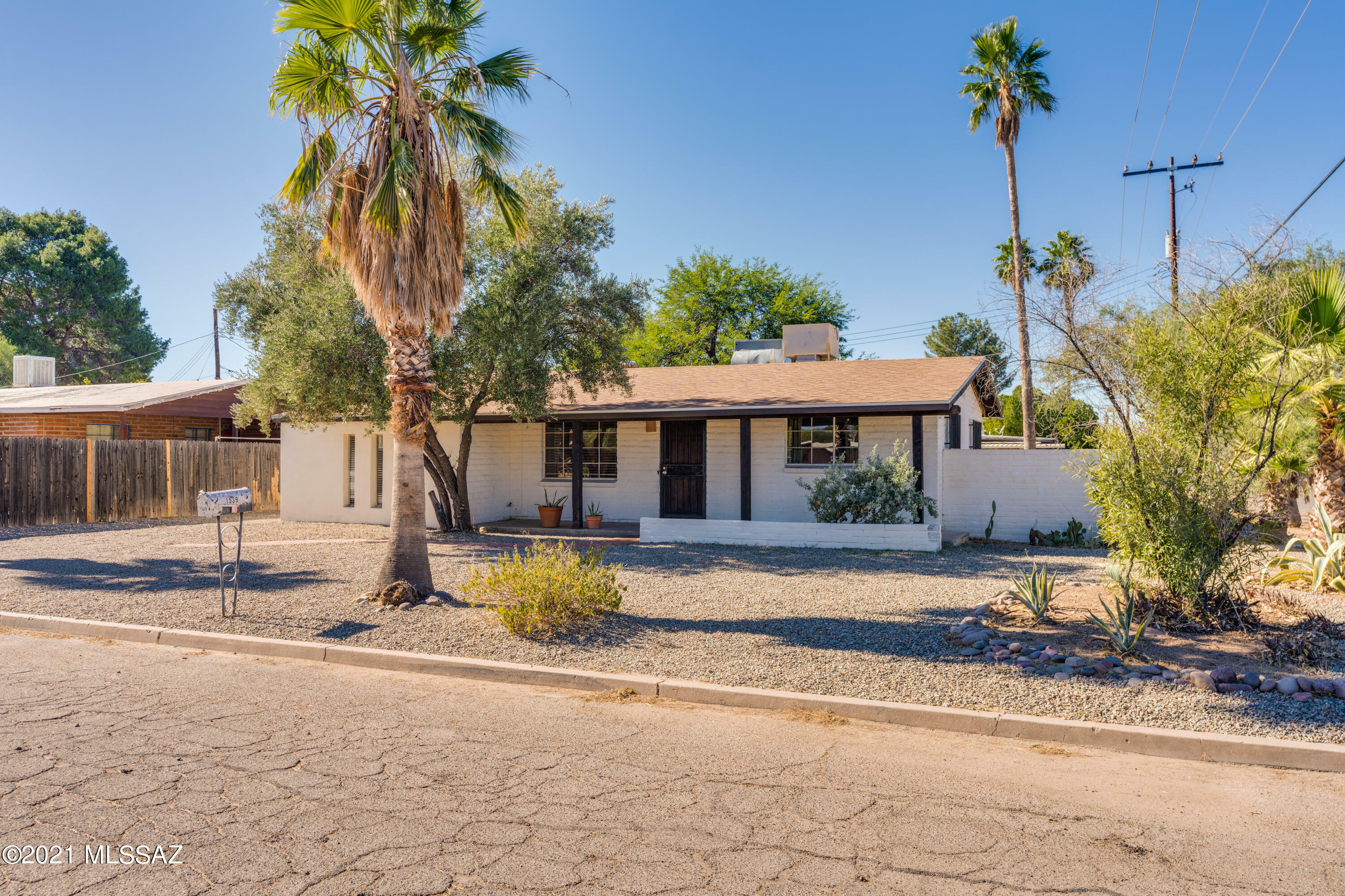 Property Photo: 1539 N Benton Place AZ 85712