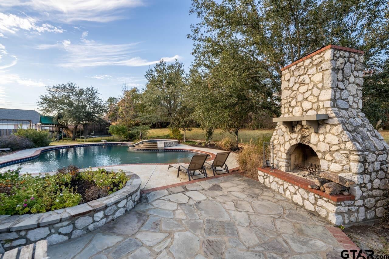 Property Photo:  1580 Holcomb Circle  TX 75703 