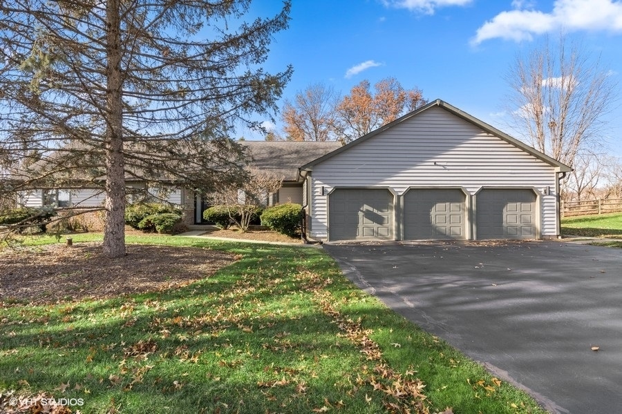 Property Photo: 8N002 Cloverfield Drive IL 60175