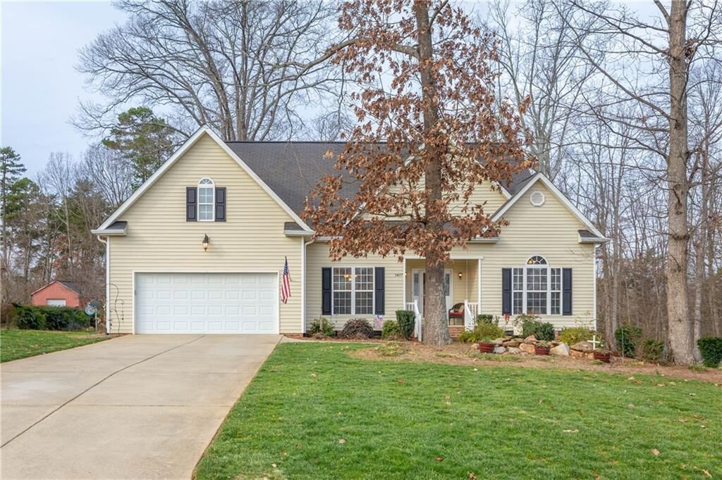 Property Photo: 1407 Angela Court NC 28092