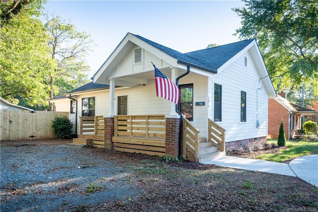 Property Photo: 1215 Enderly Road NC 28208