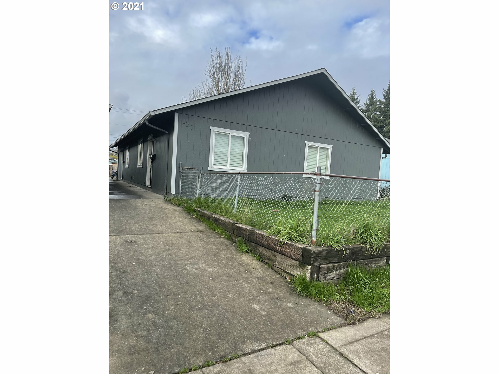 Property Photo:  127 17th Ave  WA 98632 