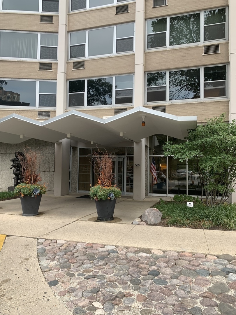 Property Photo: 555 W Cornelia Avenue 907 IL 60657