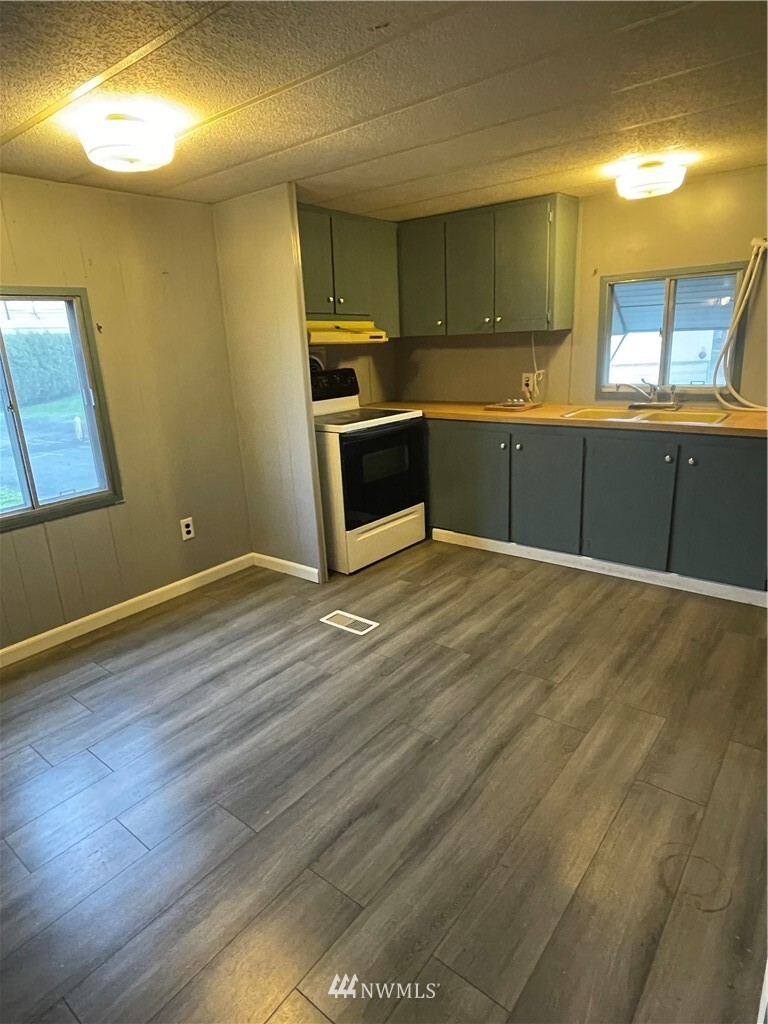 Property Photo: 2219 E Isaacs Avenue 21 WA 99362