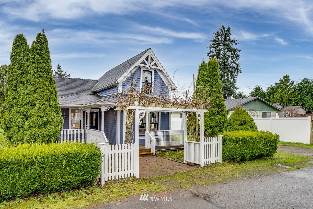 Property Photo:  213 Taylor Street  WA 98290 