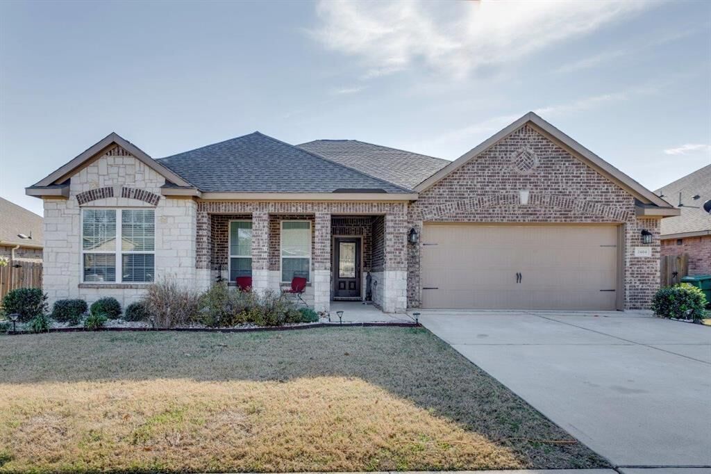 Property Photo: 2404 Summer Trail Drive TX 76209