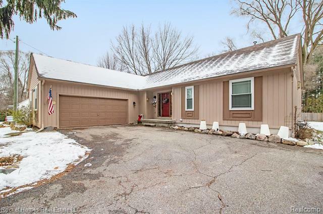 Property Photo:  2550 S Commerce Road  MI 48390 