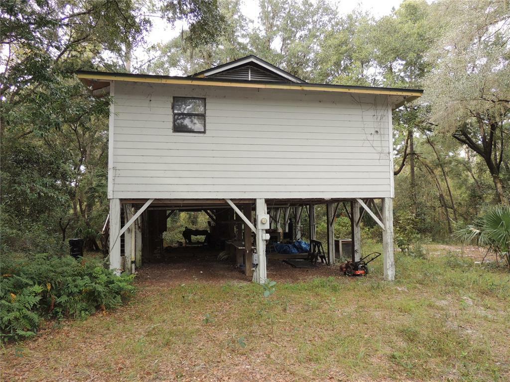 Property Photo:  1611 SE 64th Way  FL 32641 