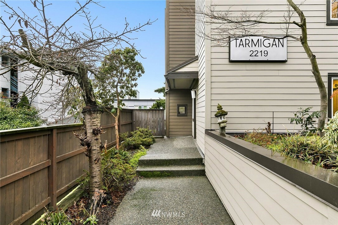 Property Photo: 2219 14th Avenue W 304 WA 98119