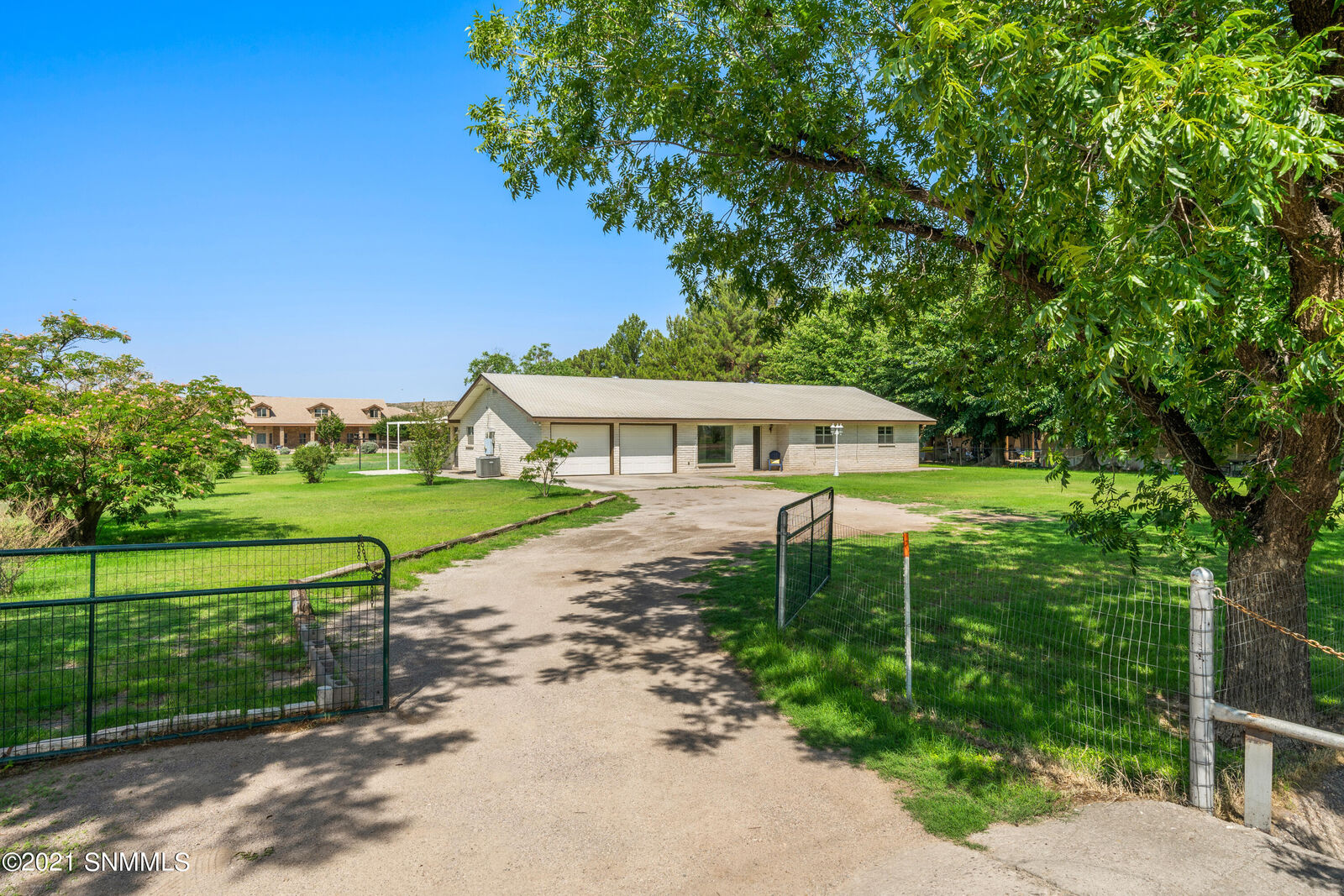 Property Photo:  1734 S Fairacres Road  NM 88005 