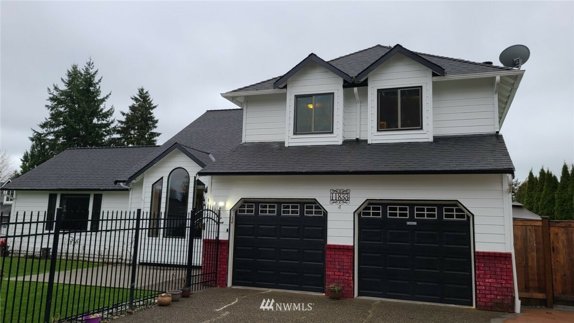 Property Photo:  11833 SE 219th Place  WA 98031 