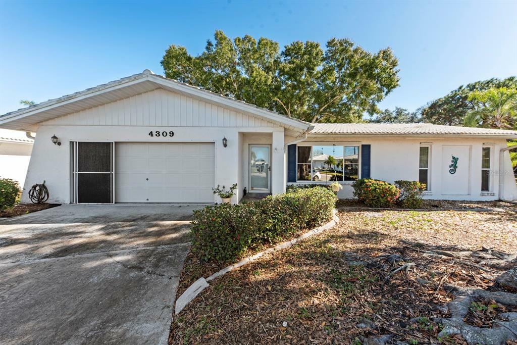 Property Photo:  4309 Lemonwood Circle  FL 34208 