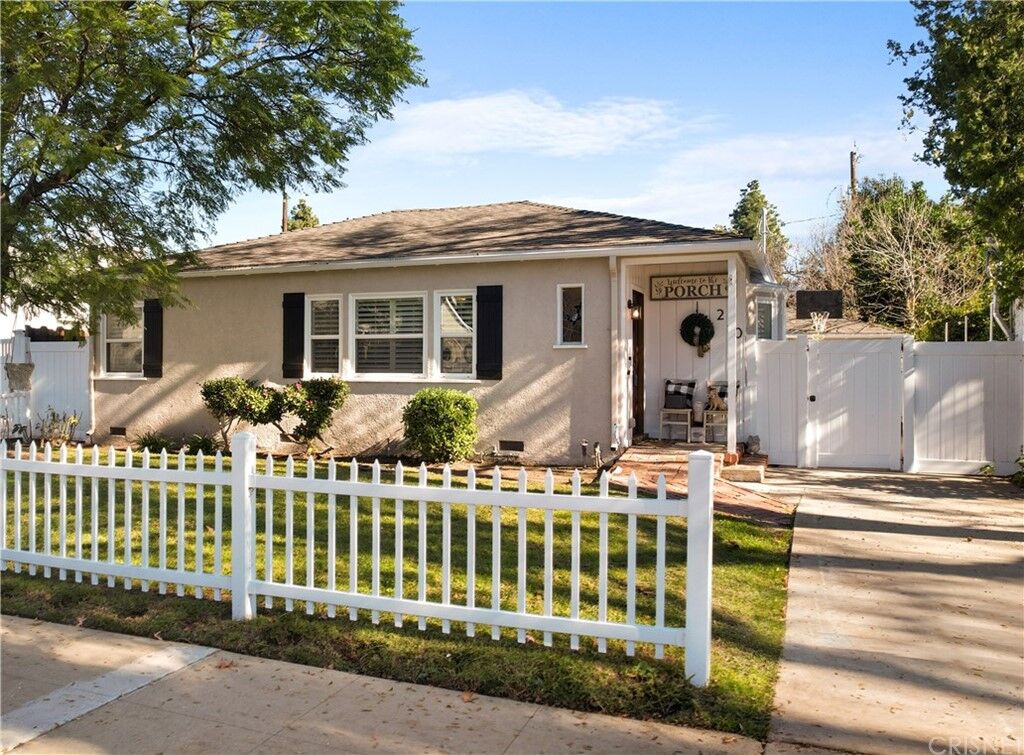 Property Photo:  220 N Beachwood Drive  CA 91506 