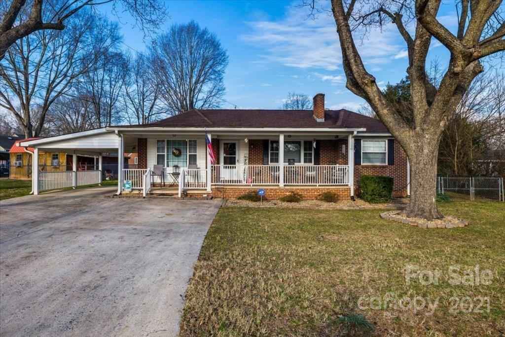 Property Photo:  302 Hawthorne Road  NC 28086 