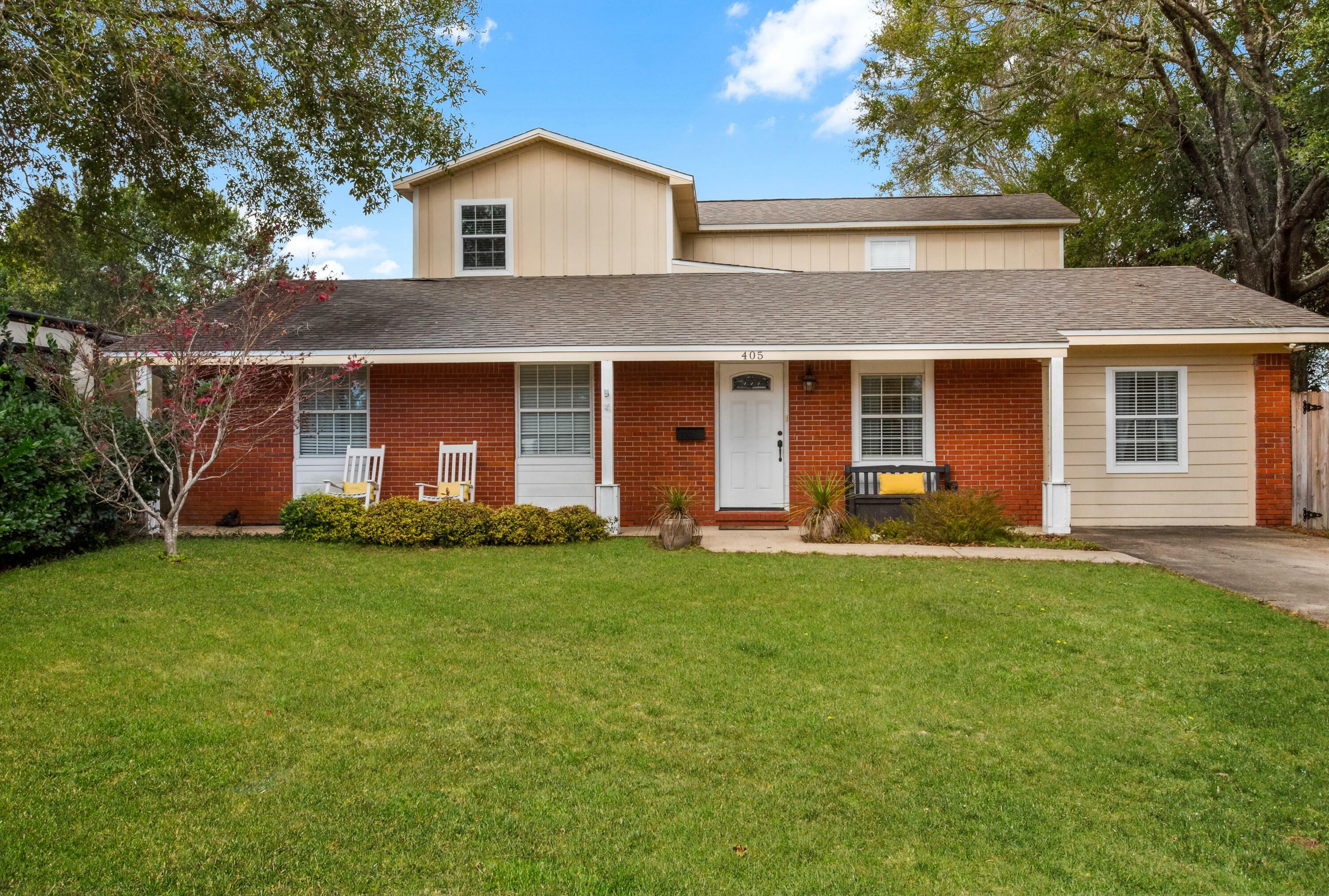 Property Photo: 405 Paradise Road FL 32578