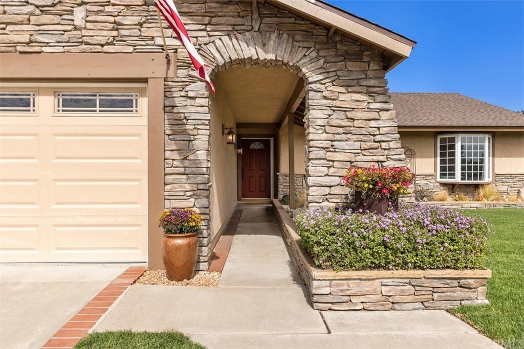 Property Photo:  23572 Valarta Lane  CA 92691 