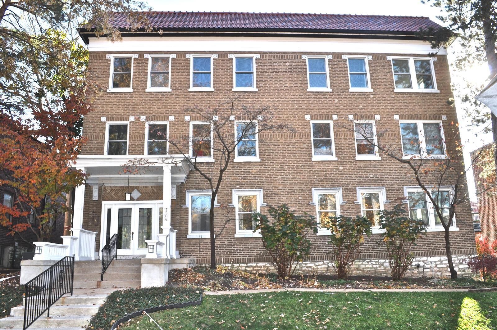 Property Photo: 7506 Byron Place 3 MO 63105
