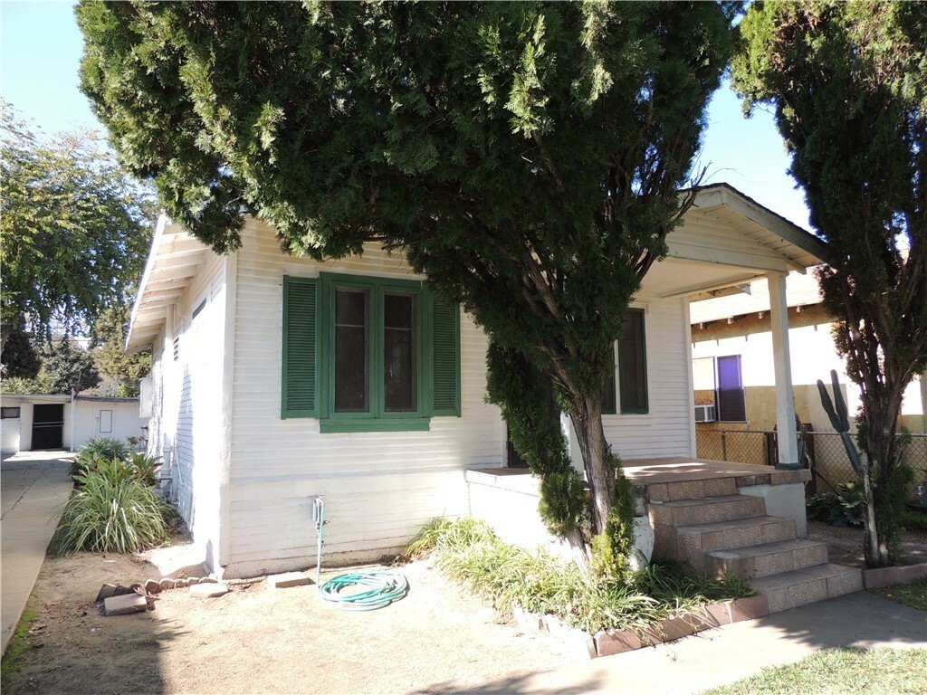 Property Photo:  1351 S Downey Road  CA 90023 