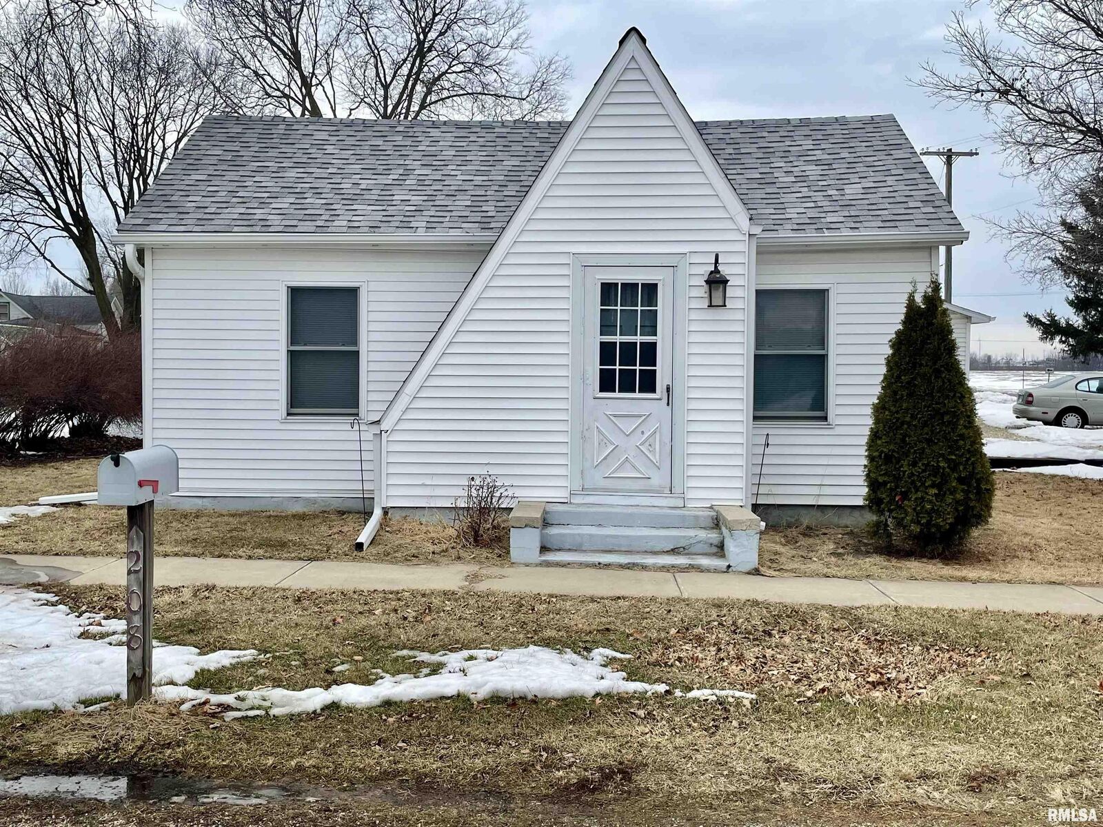 Property Photo:  208 E Mae Lawrence  IL 61414 