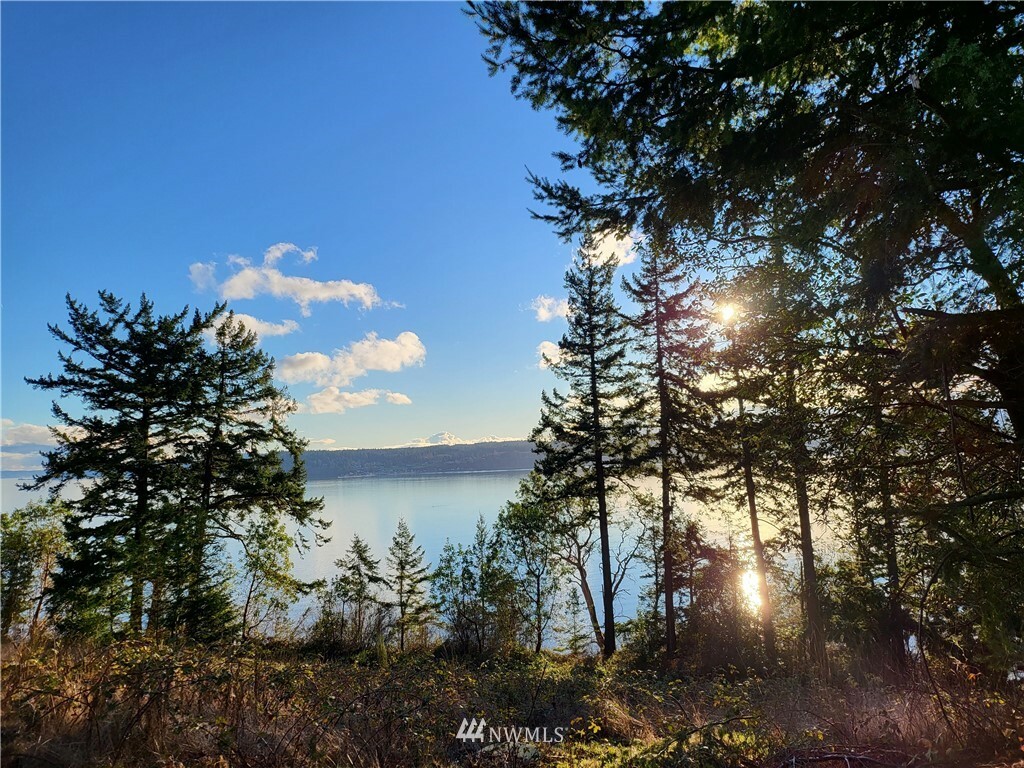 Property Photo: 2134 Gull Way WA 98282