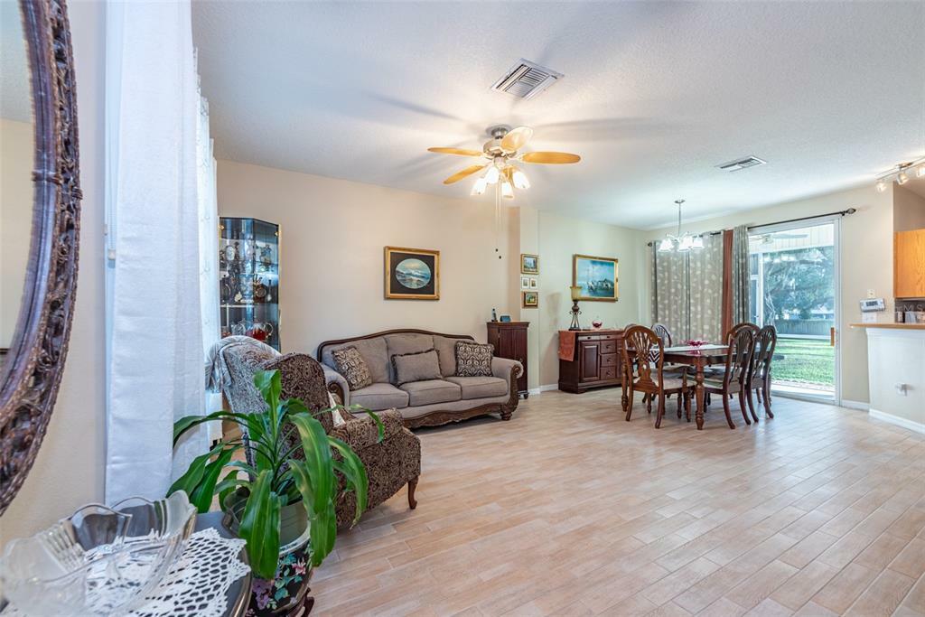 Property Photo:  2123 Golden Oak Lane  FL 33594 