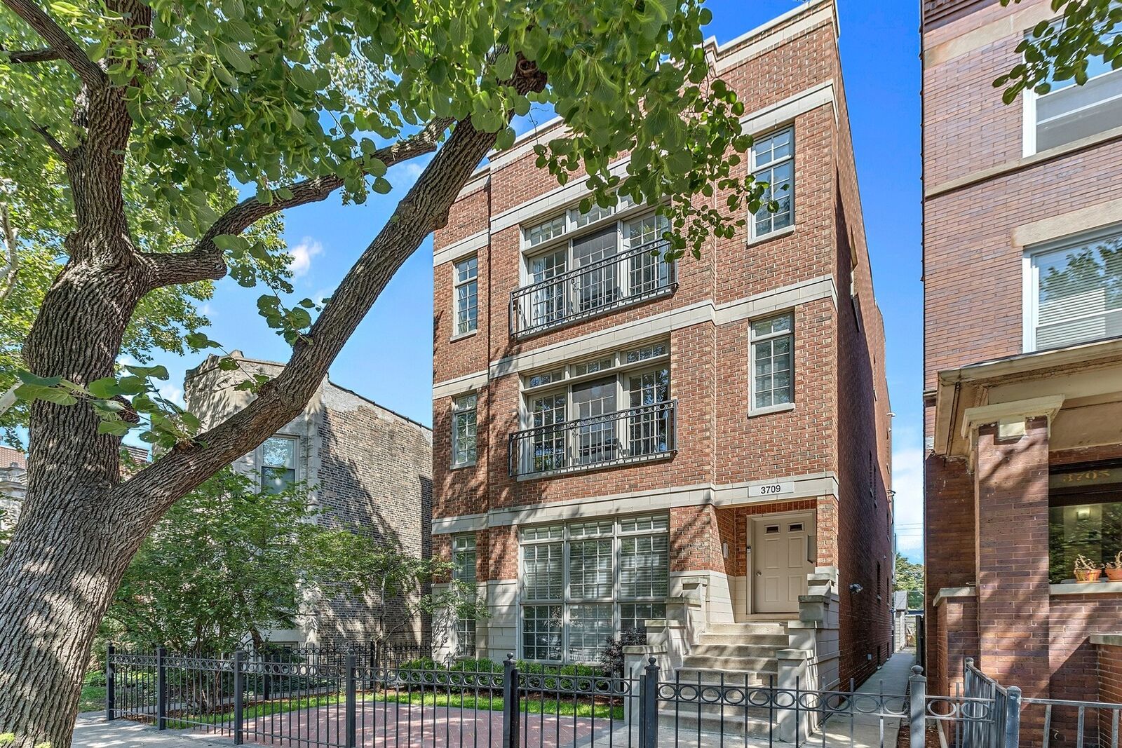 Property Photo:  3709 N Wayne Avenue 2  IL 60613 