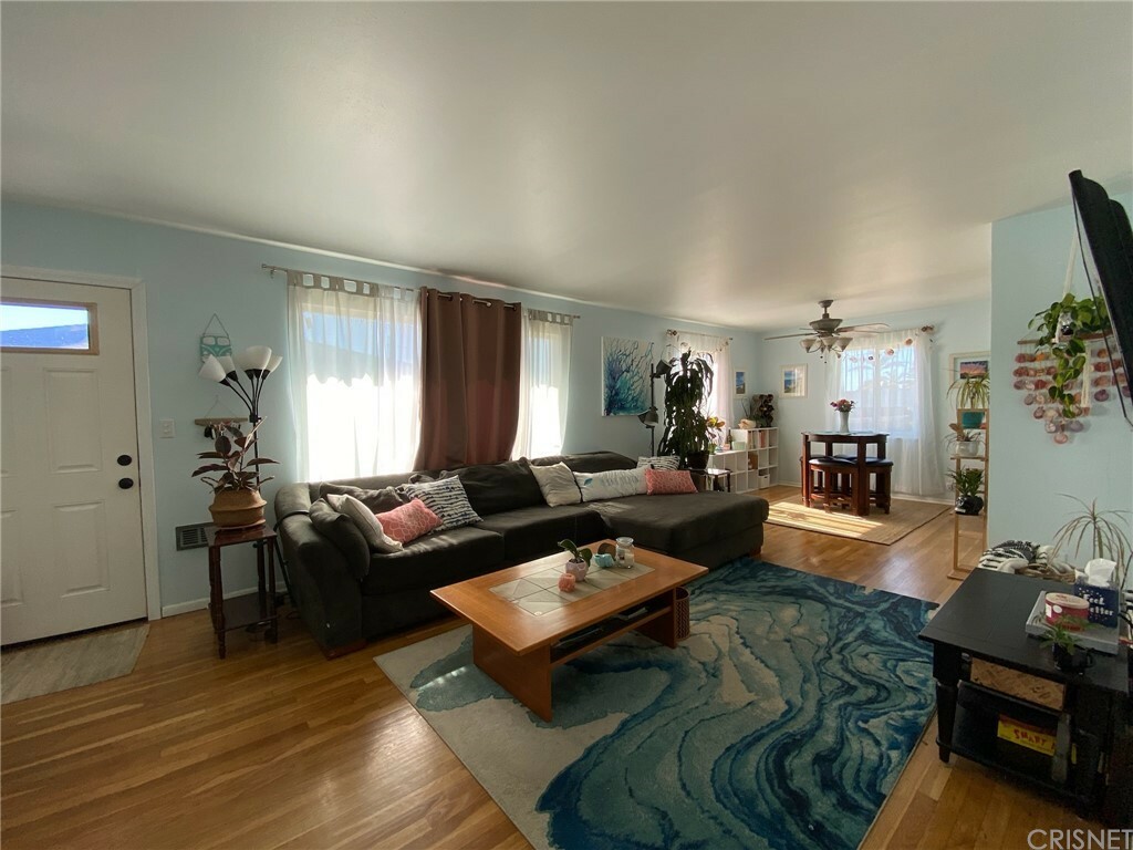 Property Photo:  185 Lang Street  CA 93003 