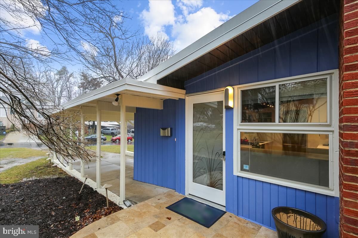 Property Photo:  7907 Holmes Run Drive  VA 22042 