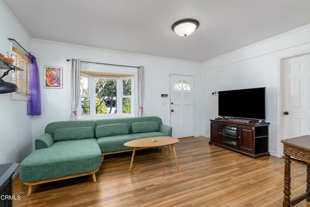 Property Photo:  250 E Warner Street  CA 93001 