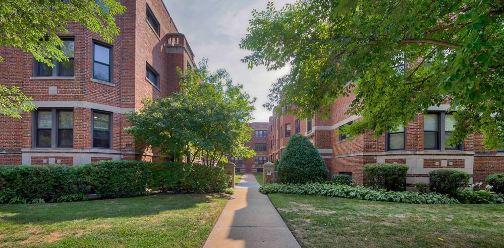 Property Photo: 2125 Ridge Avenue 2B IL 60201