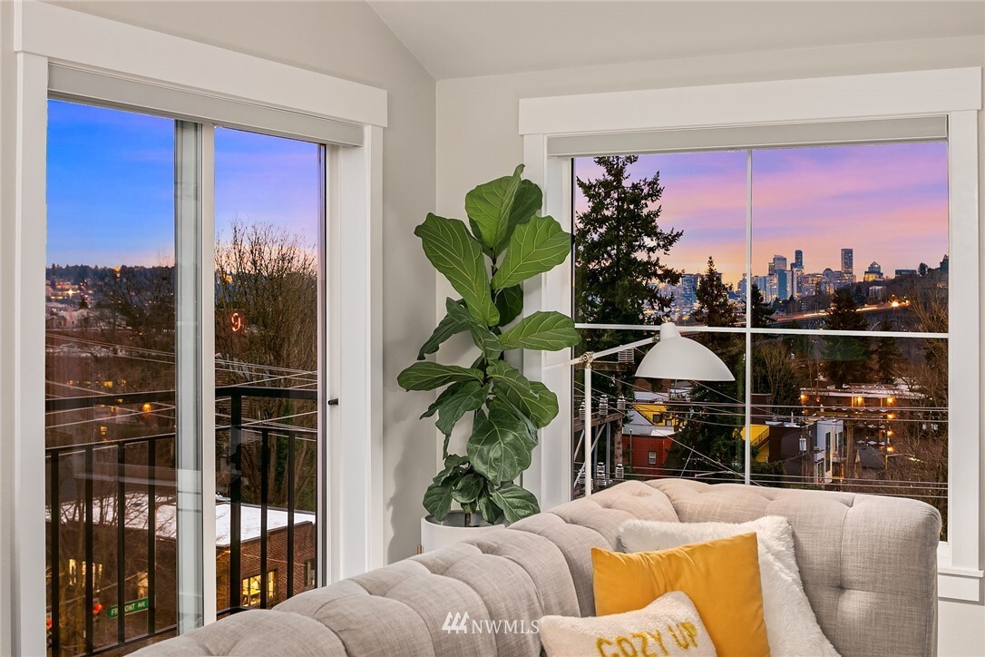 Property Photo: 3901 Fremont Avenue N 501 WA 98103