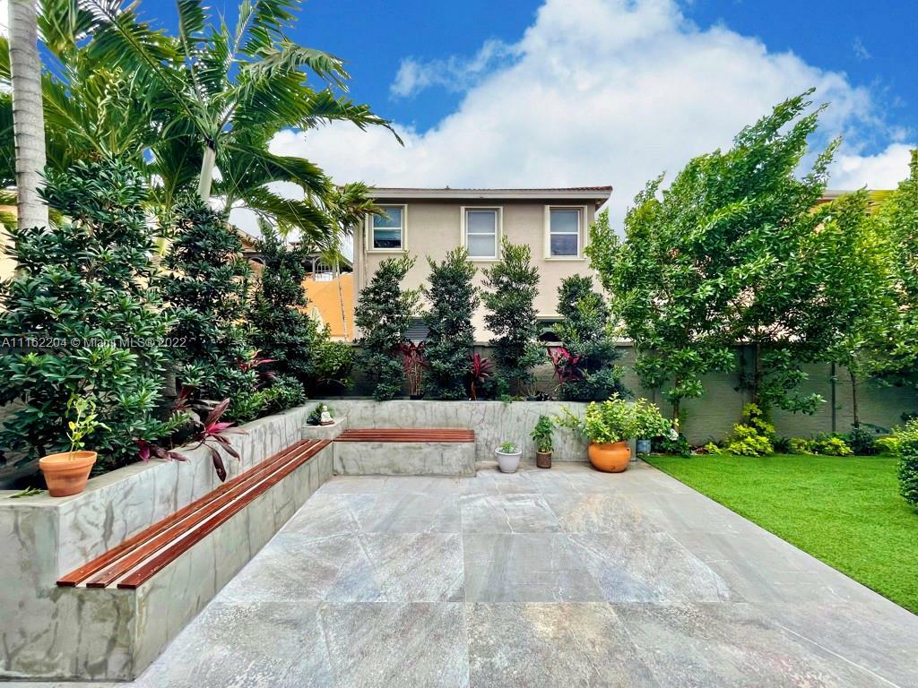 Property Photo: 10886 NW 51st Trl FL 33178