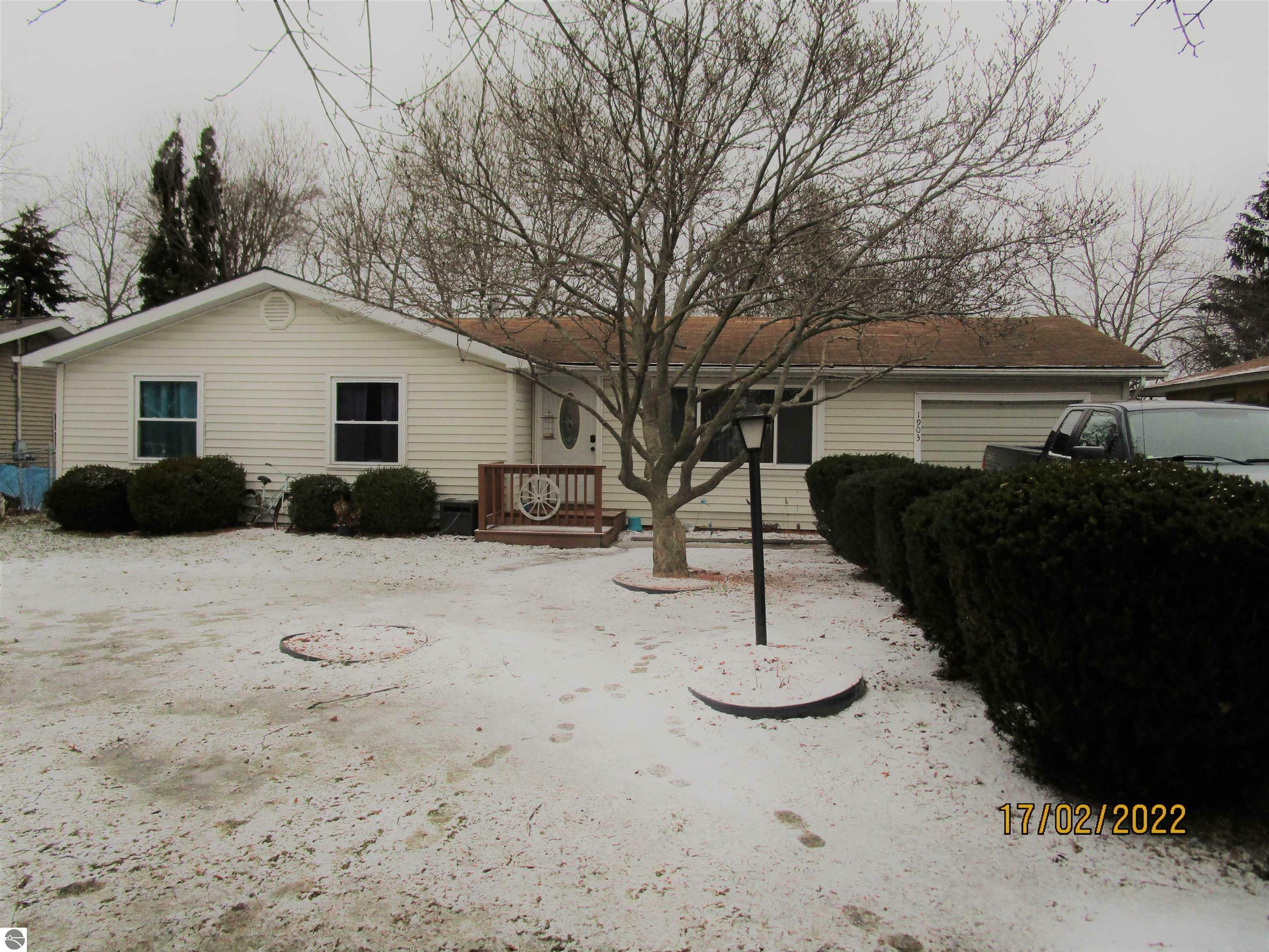 Property Photo:  1903 Lynnwood Drive  MI 48858 