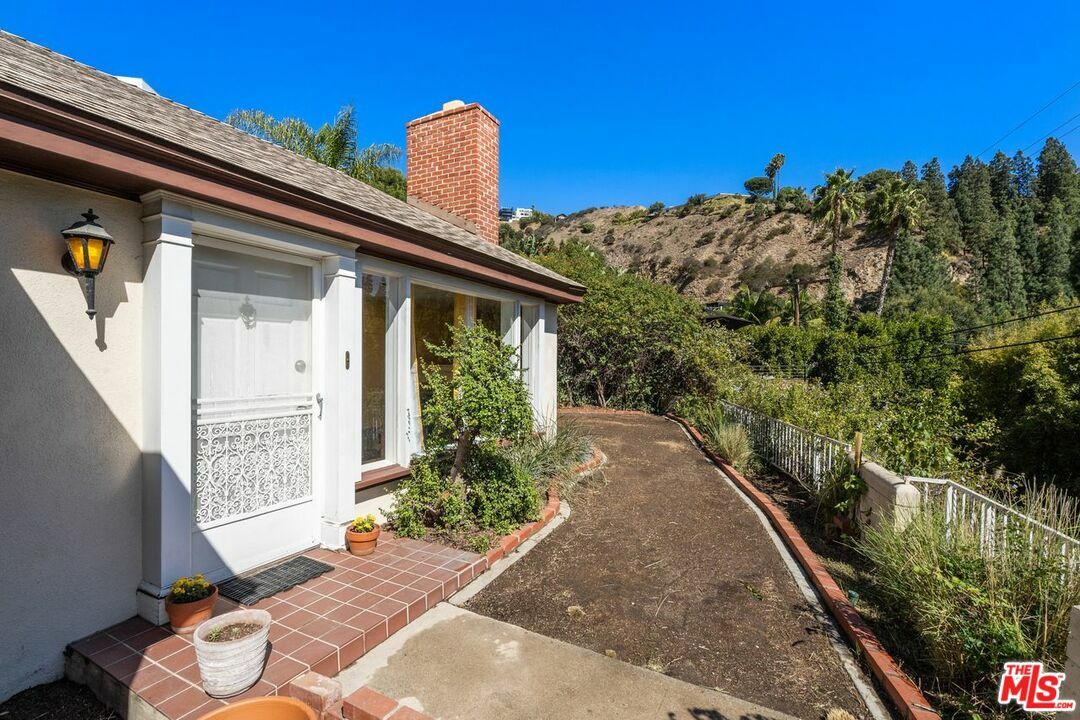 Property Photo:  8353   Sunset View Dr  CA 90069 