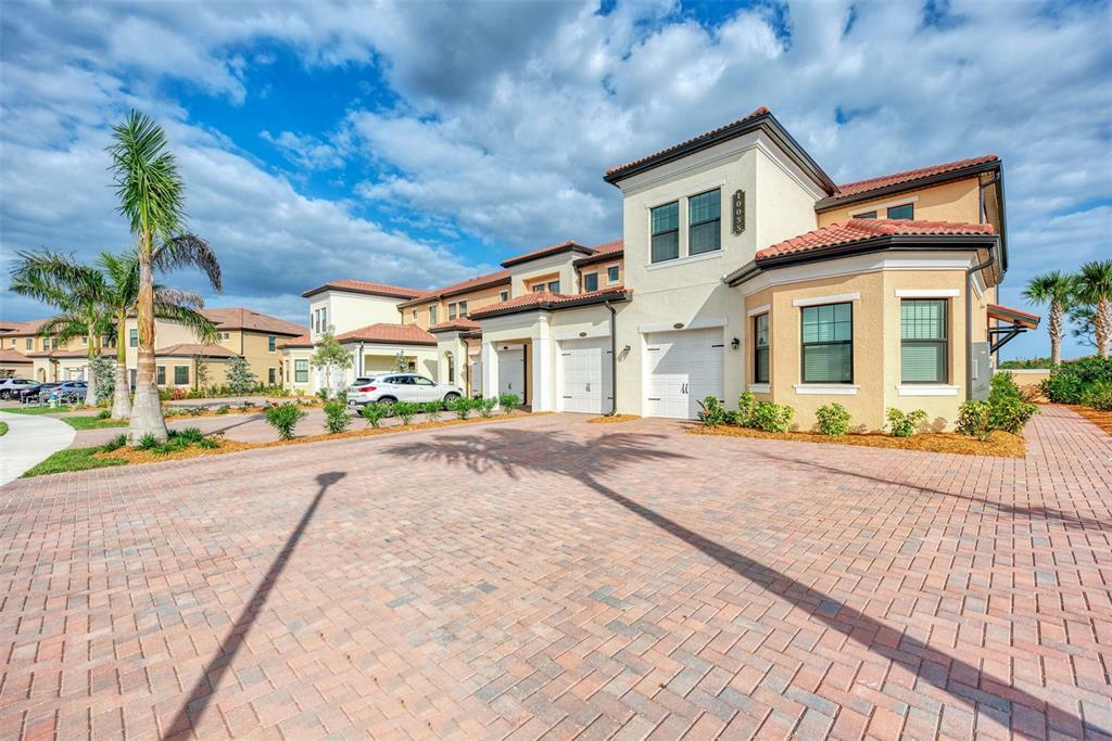 Property Photo: 10035 Crooked Creek Drive 203 FL 34293
