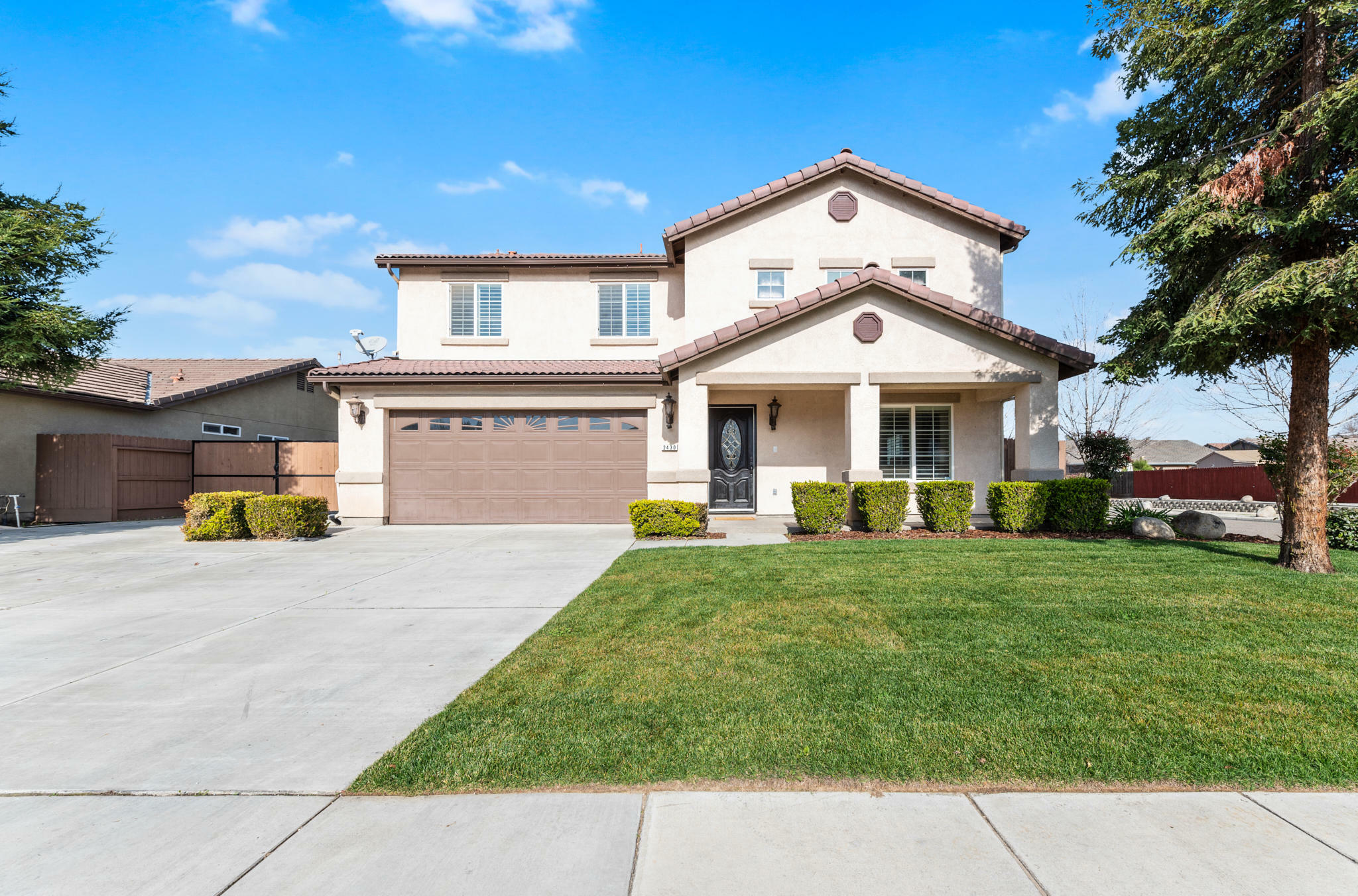 Property Photo:  2430 E Arlen Avenue  CA 93292 